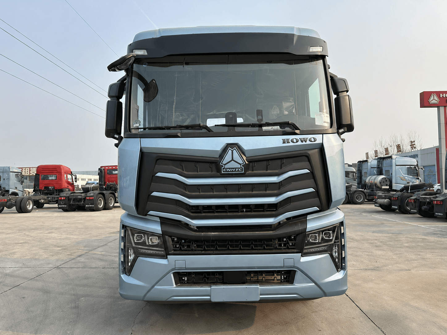 Tractocamión Sinotruk HOWO MAX azul claro de configuración 6x4, vista frontal