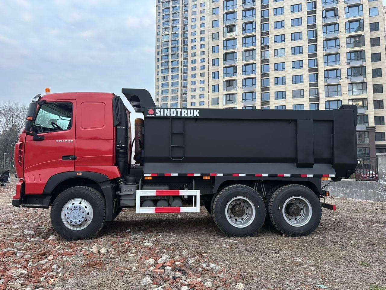 Volquete Sinotruk HOWO T7H 540 rojo de configuración 6x4, vista de perfil