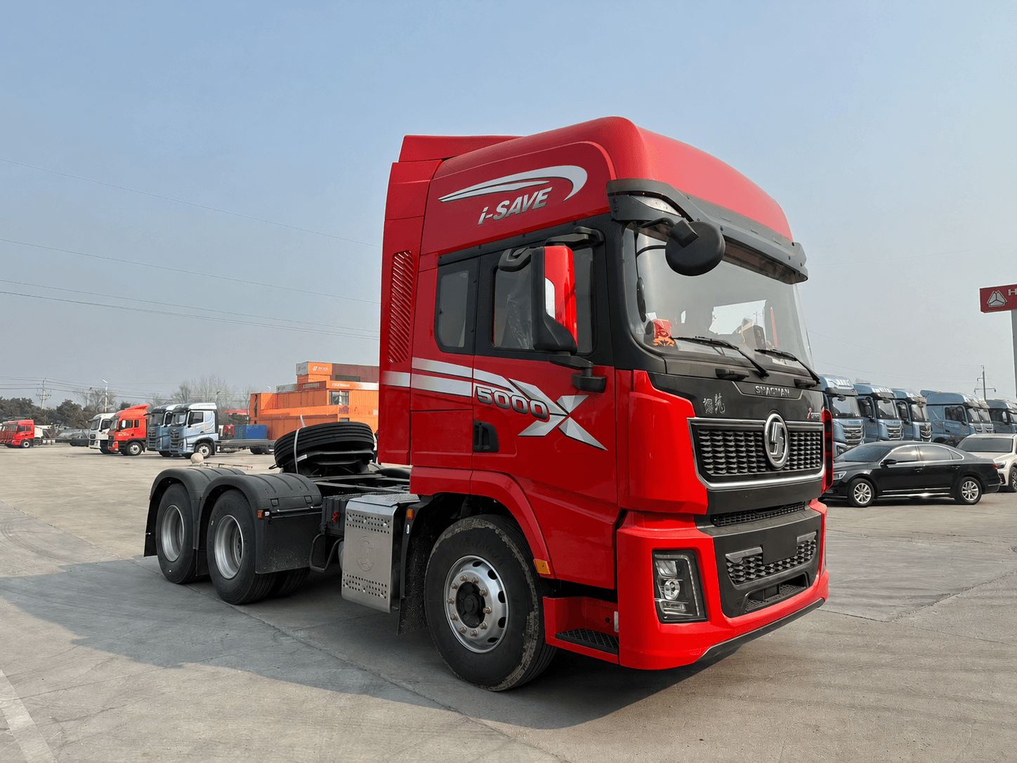 Tractocamión Shacman X5000 rojo de configuración 6x4, vista frontal tres cuartos